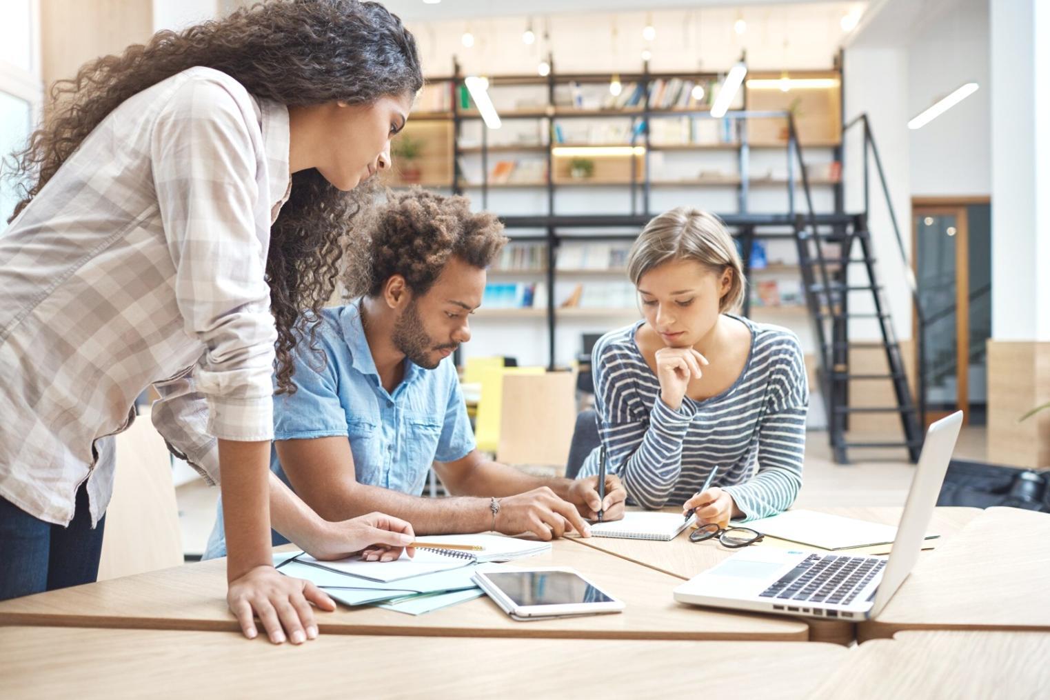 Equipa a trabalhar no apoio personalizado a clientes